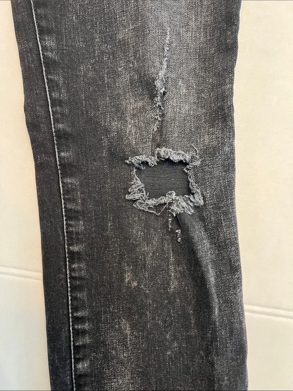 DIESEL WOMEN’S GRUPEE SUPER SLIM- SKINNY LOW WAIST DISTRESSED BLACK/GRAY 27x30